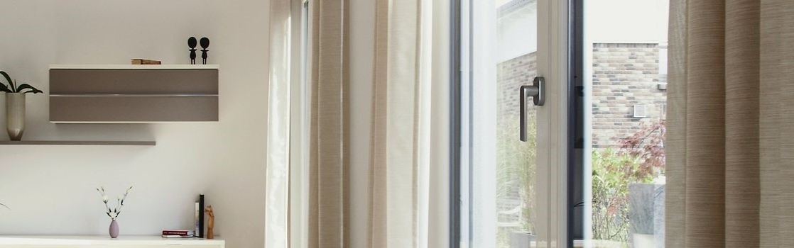 Montierter anthraziter Fenstergriff Montierter anthraziter Fenstergriff