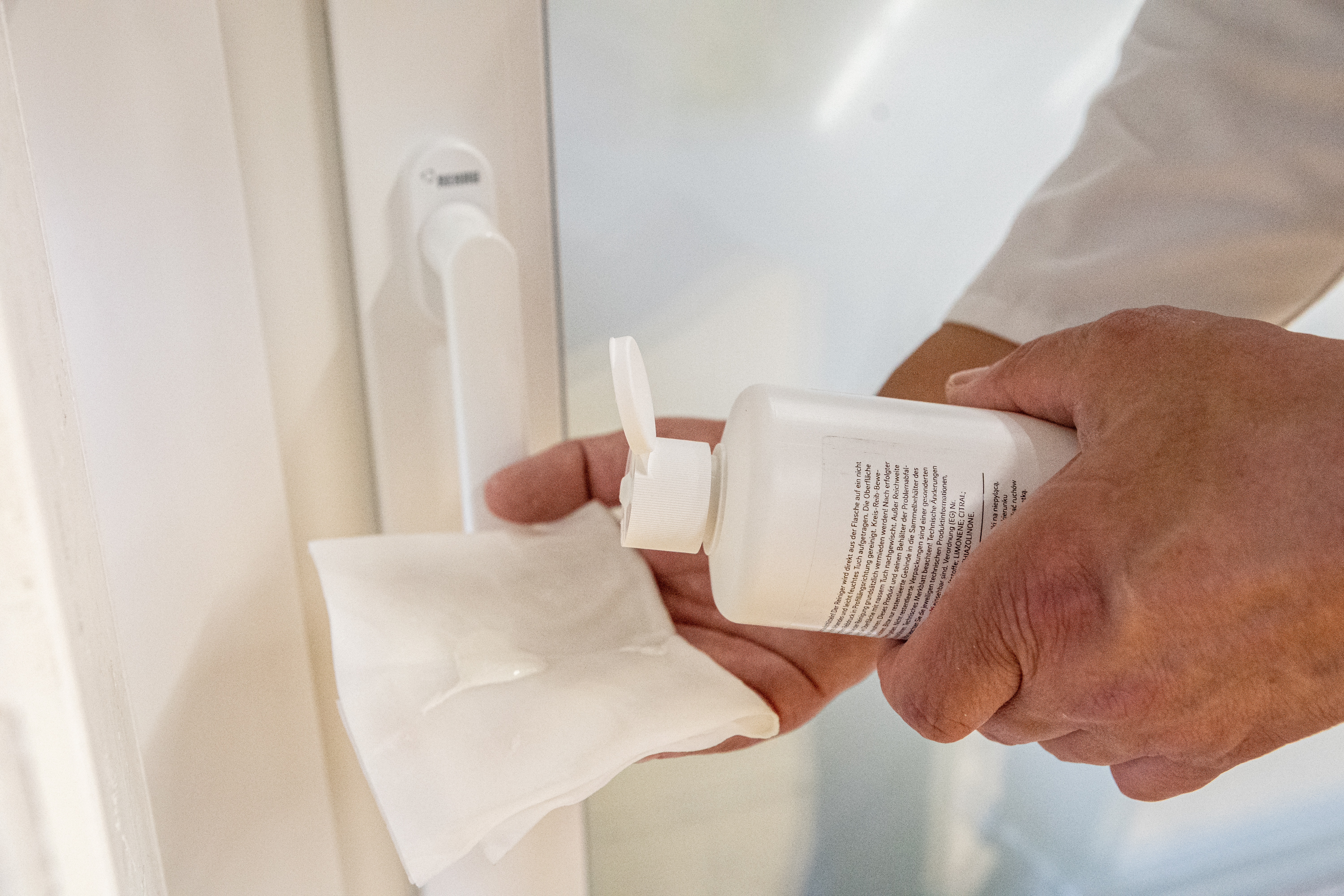 Anwendung REHAU Fensterreiniger Anwendung REHAU Fensterreiniger