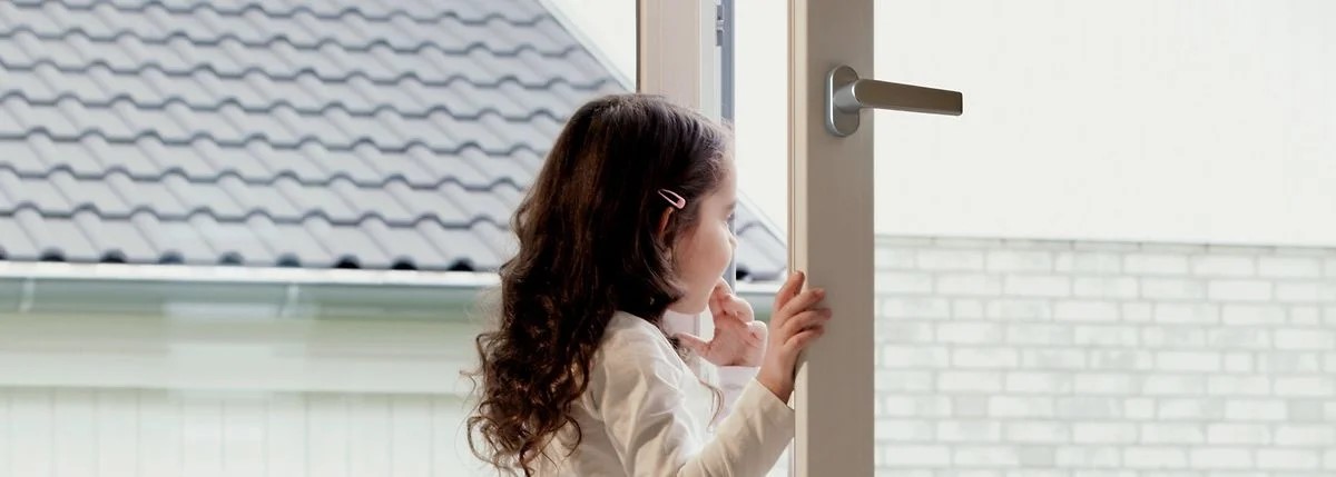 Kind öffnet REHAU Fenster Kind öffnet REHAU Fenster