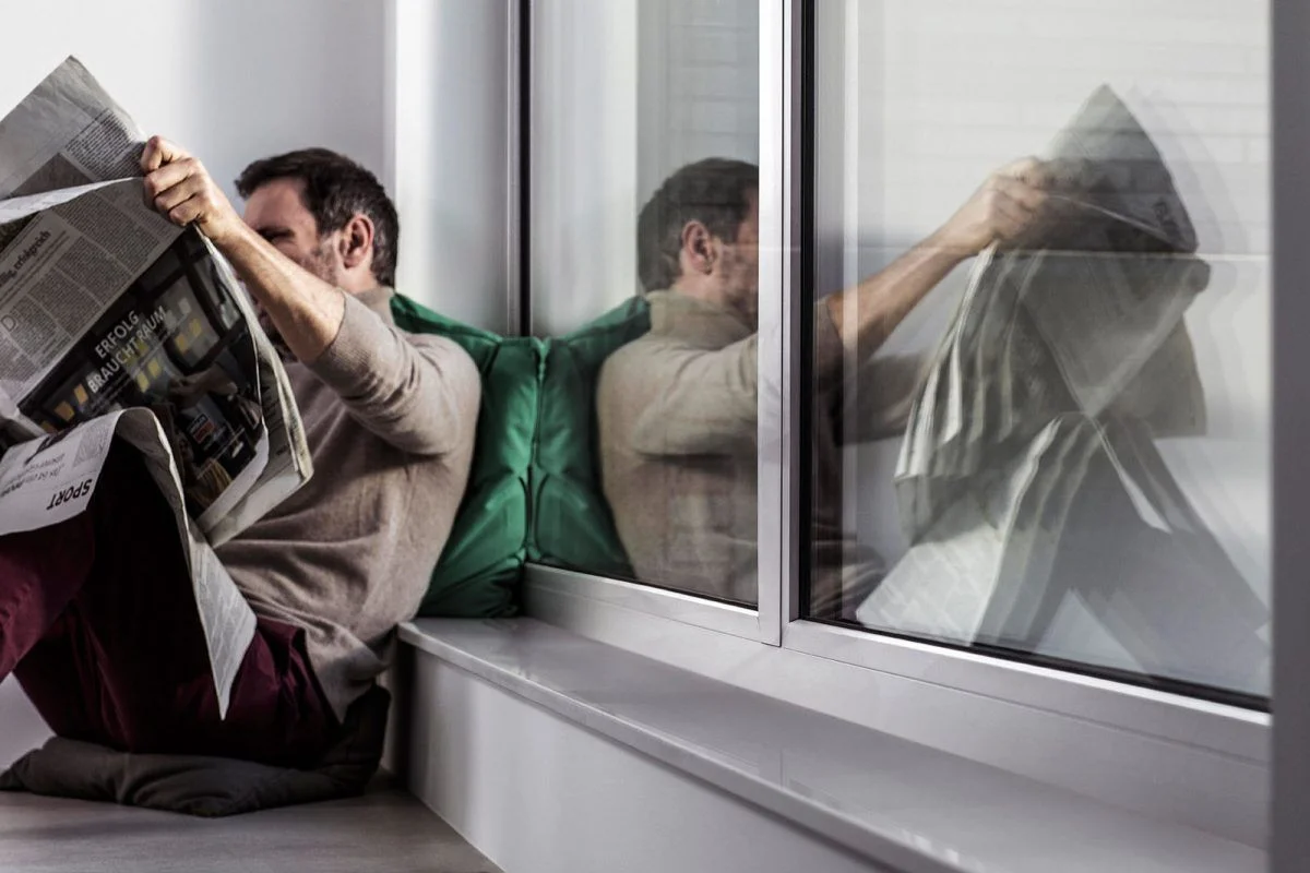 Mann vor REHAU Fensterelement Mann vor REHAU Fensterelement